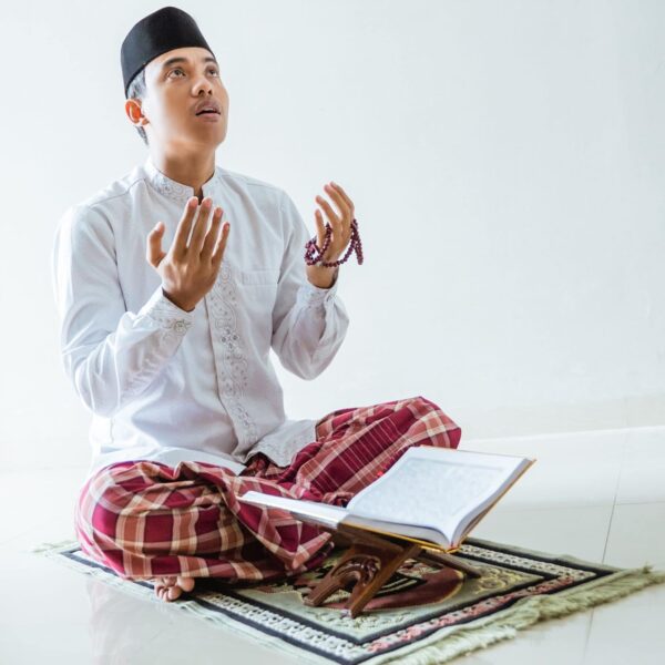 Premium Wooden Quran Stand Set with Tasbeeh - Image 2